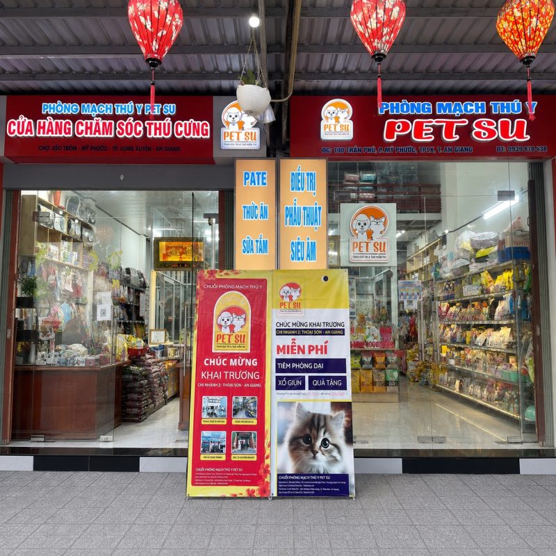 Hình ảnh phòng mạch thú y PET SU tại An Giang, địa chỉ chăm sóc thú cưng được nhiều “sen” tin tưởng với không gian pet shop hiện đại và đa dạng sản phẩm dành cho chó mèo.