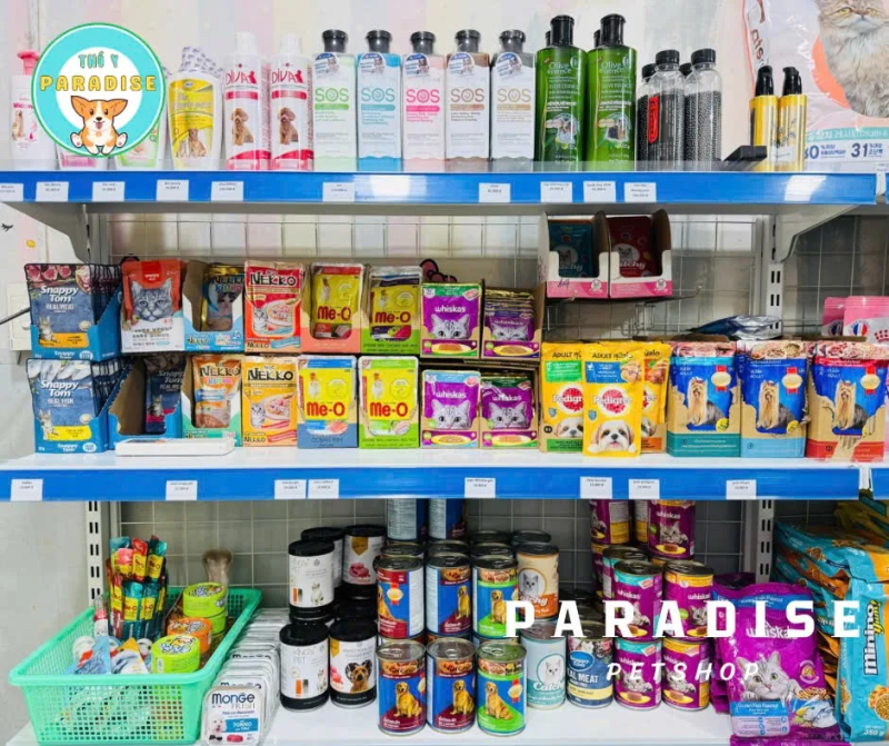 Kệ sản phẩm tại Phòng Khám Thú Y Paradise với đa dạng sản phẩm chăm sóc và dinh dưỡng dành cho thú cưng.